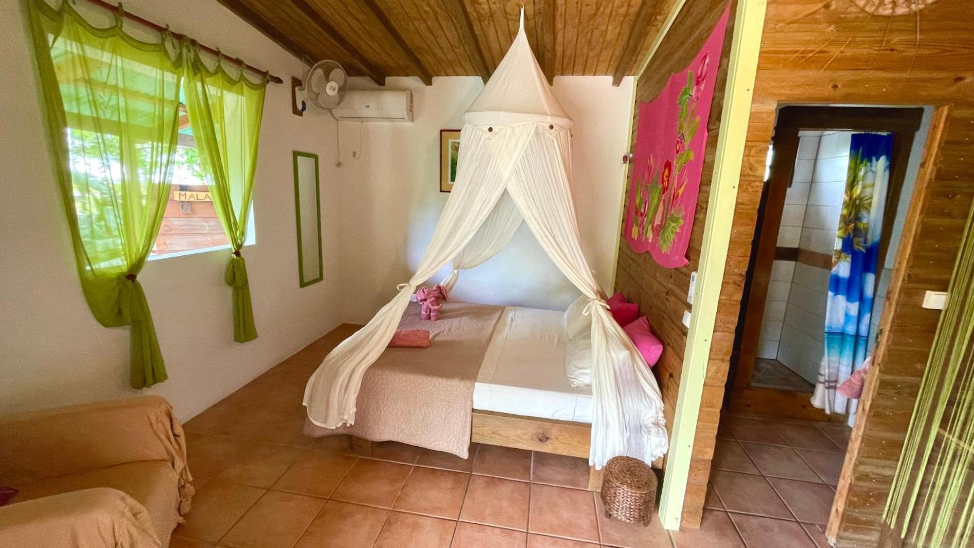 Gites Les Calebassiers Deshaies Room photo