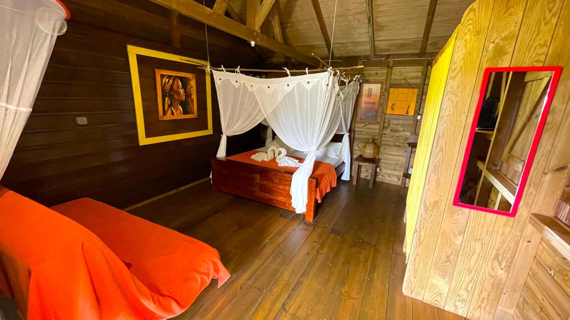 Gites Les Calebassiers Deshaies Room photo